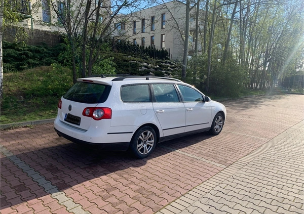 Volkswagen Passat cena 12700 przebieg: 454000, rok produkcji 2009 z Tychy małe 172